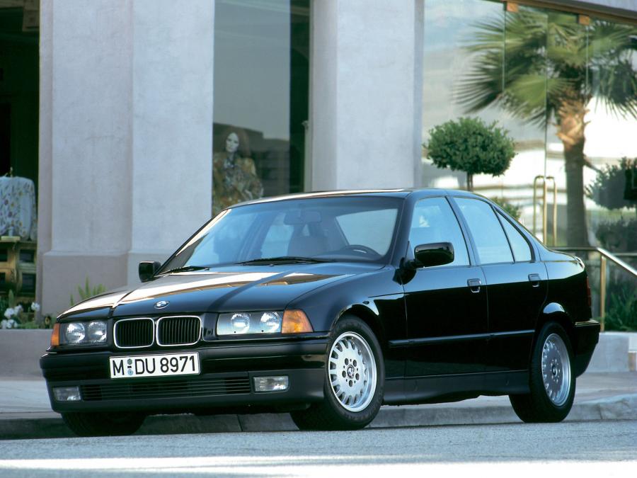  BMW 320i Sedan 1990 года  (фото 1 из 3)